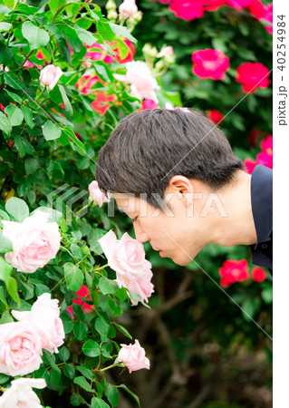 花の匂いを嗅ぐ男性 40254984