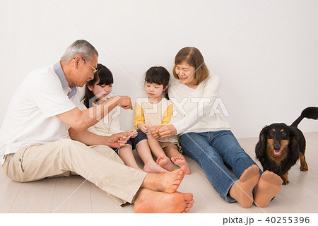 シニア 孫 家族 ファミリー イメージ 40255396