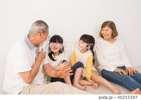 シニア 孫 家族 ファミリー イメージ 40255397