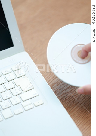 データ (ノートパソコン PC CD バックアップ DVD BD 女性 人物 個人情報 記憶媒体) 40255933