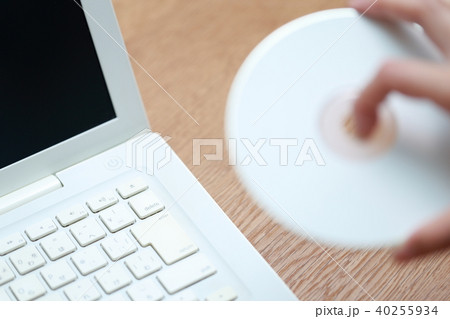 データ (ノートパソコン PC CD バックアップ DVD BD 女性 人物 個人情報 記憶媒体) 40255934
