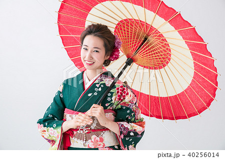 番傘を持った和装の綺麗な女の子の写真素材