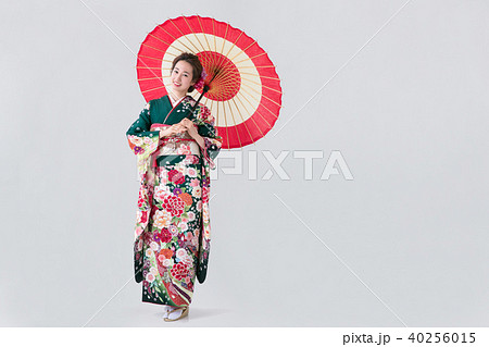 番傘を持った和装の綺麗な女の子の写真素材