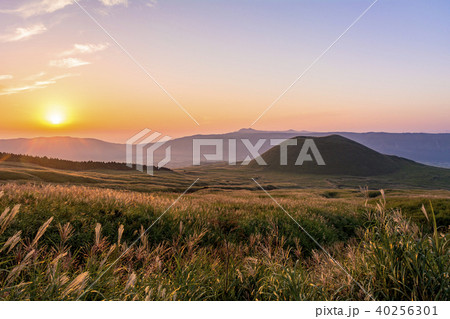 夕焼けに染まる米塚 40256301