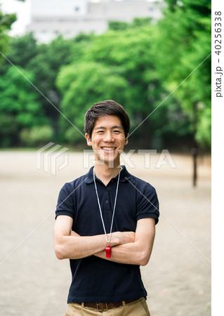 笑顔の男性コーチ 40256338