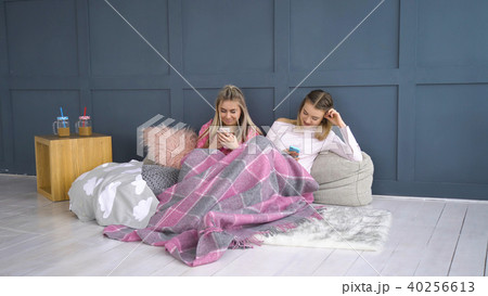 idle leisure online addiction lifestyle girl phone 40256613