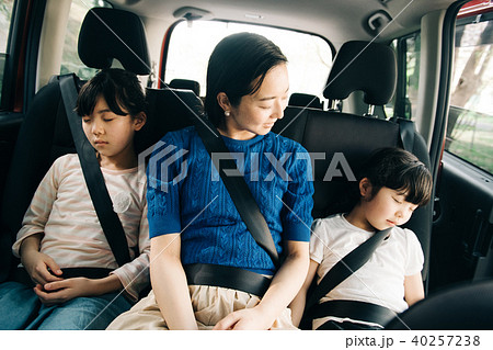 ファミリードライブ　遊び疲れて眠る小学生の姉妹 40257238