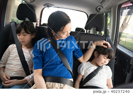 ファミリードライブ 遊び疲れて眠る小学生の姉妹 ファミリードライブ 遊び疲れて眠る小学生の姉妹 40257240