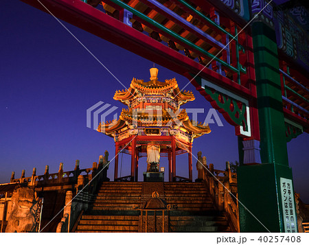 夕暮れの孔子公園祀聖亭 40257408