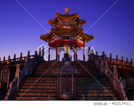 夕暮れの孔子公園祀聖亭 40257411