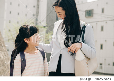 小学生の娘と出勤するワーキングマザー 小学生の娘と出勤するワーキングマザー 40257823
