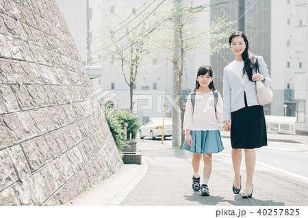 小学生の娘と出勤するワーキングマザーの写真素材