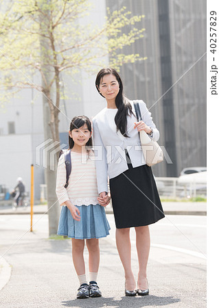 小学生の娘と出勤するワーキングマザーの写真素材