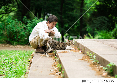 野良猫を可愛がる男性 野良猫を可愛がる男性 40258335