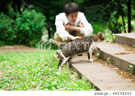 野良猫を可愛がる男性 野良猫を可愛がる男性 40258343