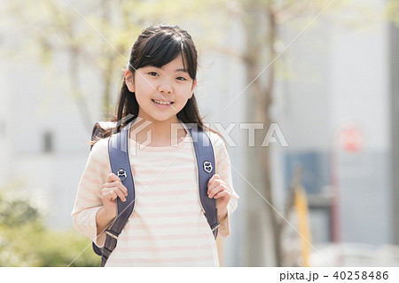 ランドセルを背負う笑顔の女の子の写真素材