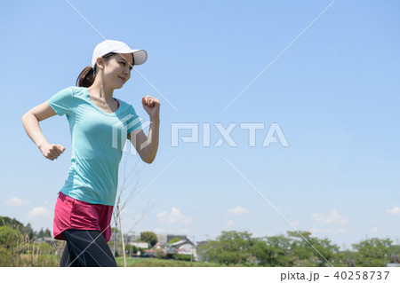 ランニングをする若い日本人女性 40258737