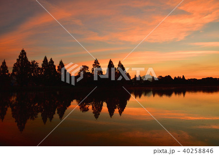 夜明け前の伊吹山の写真素材