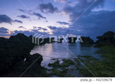 沖永良部島 ウジジ浜 奇岩 夜明け 沖永良部島 ウジジ浜 奇岩 夜明け 40259679