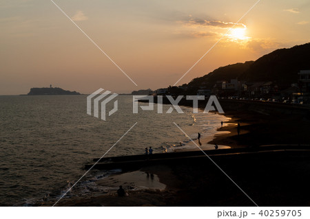 江の島と稲村ケ崎の夕日 40259705