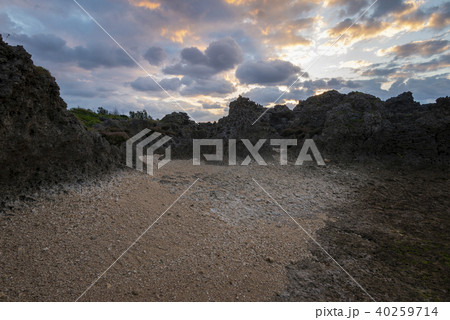 沖永良部島 ウジジ浜 奇岩 朝焼け 沖永良部島 ウジジ浜 奇岩 朝焼け 40259714