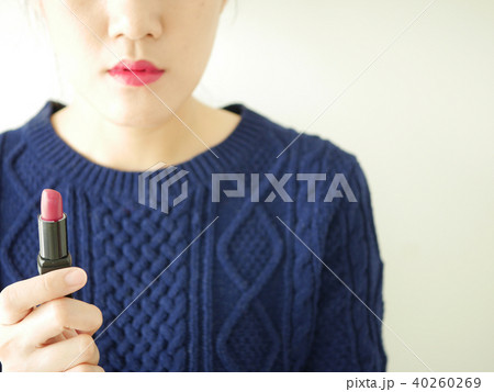 woman  wear or apply red lipstick , make up 40260269