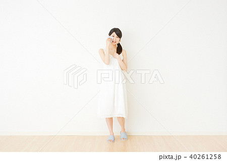 部屋で立つ女性 泣く 部屋で立つ女性 泣く 40261258
