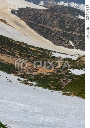 安達太良山の山頂付近から見た峰の辻に向かう登山道 40261413
