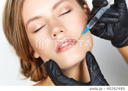 girl getting beauty injection 40262489