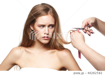 beautiful girl getting haircut 40262582