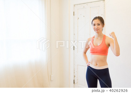 ヨガをする女性 40262926