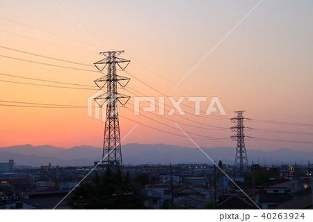 住宅街の中の送電線　東京都 40263924