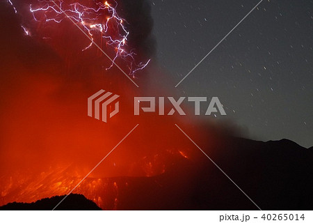 桜島火山雷の写真素材