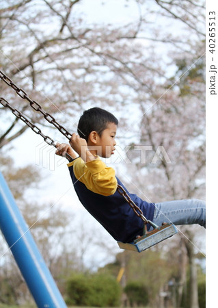 ブランコで遊ぶ小学生(3年生) ブランコで遊ぶ小学生(3年生) 40265513