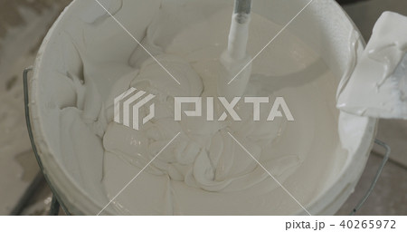 stirring putty in the bucket 40265972