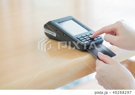 Close-up of a person using a credit card payment s 40268297