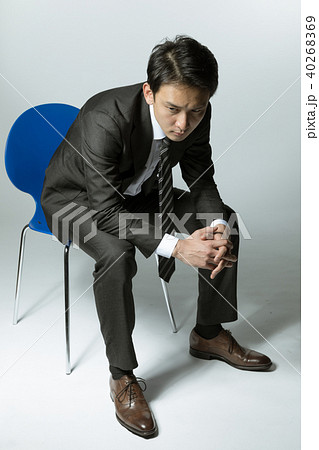 椅子に座るビジネスマンの写真素材