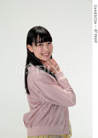 笑顔の若い女性のポートレート 40268445