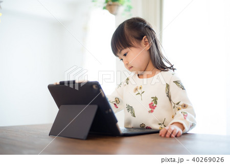 パソコン　タブレット　女の子 40269026