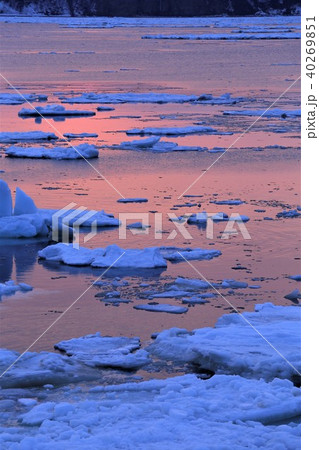 網走 流氷観光砕氷船 おーろら号からのサンセットクルーズで見た流氷 網走 流氷観光砕氷船 おーろら号からのサンセットクルーズで見た流氷 40269851