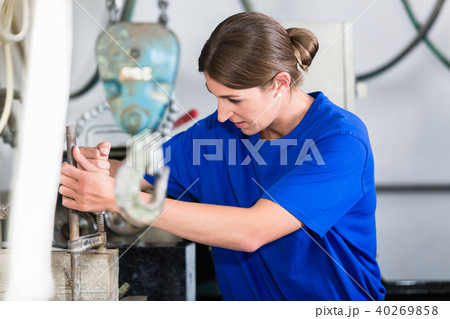 Craftswoman in stonemason workshop  40269858