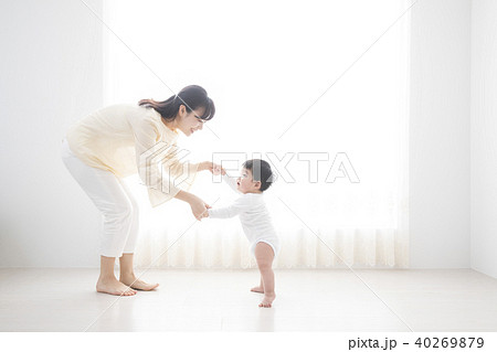 よちよち歩き 40269879