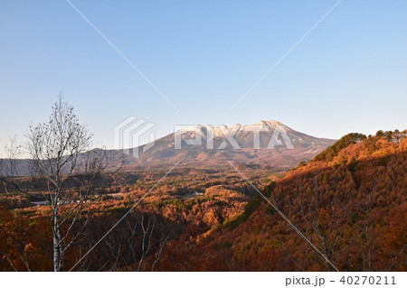 開田高原 九蔵峠展望台からみた紅葉まっさりの御岳山 開田高原 九蔵峠展望台からみた紅葉まっさりの御岳山 40270211