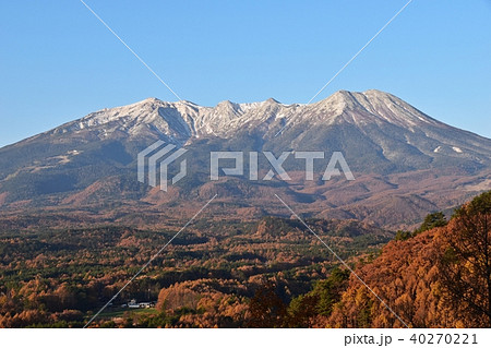 開田高原　九蔵峠展望台からみた紅葉まっさりの御岳山 40270221