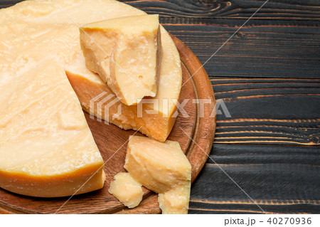 Whole round Head and pieces of parmesan or parmigiano Whole round Head and pieces of parmesan or parmigiano 40270936