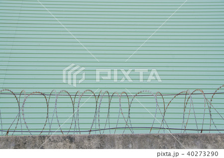 Barbed wire on cement wall with copy space Barbed wire on cement wall with copy space 40273290