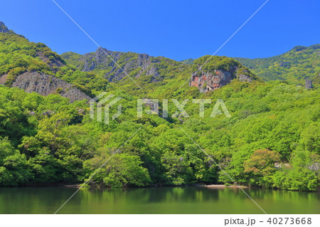猪谷池と新緑の寒霞渓 猪谷池と新緑の寒霞渓 40273668