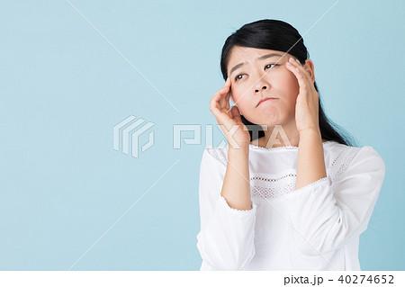 女性　ポートレート　ブルーバック 40274652