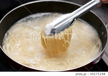 パスタを茹でる 40275298