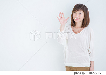手を振る女性の写真素材